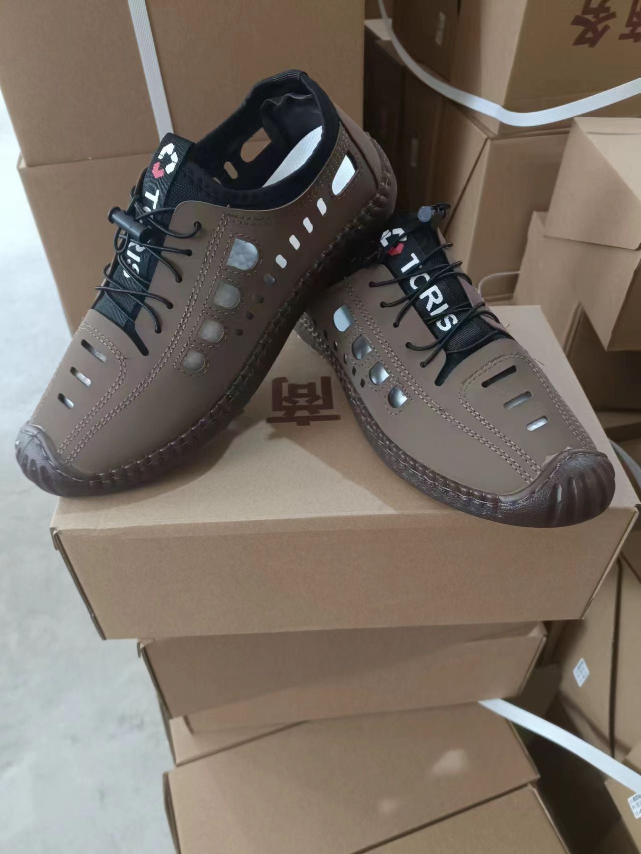 Men's Sandals Hollow Leather Soft Bottom Hole Shoes Khaki Ordinary Bottom